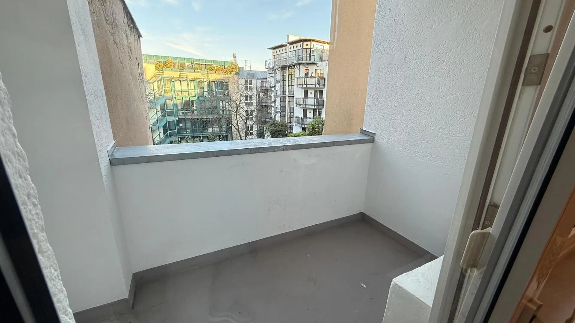 1 Wohnung Mit 4 Schlafzimmer! Keulen Duitsland