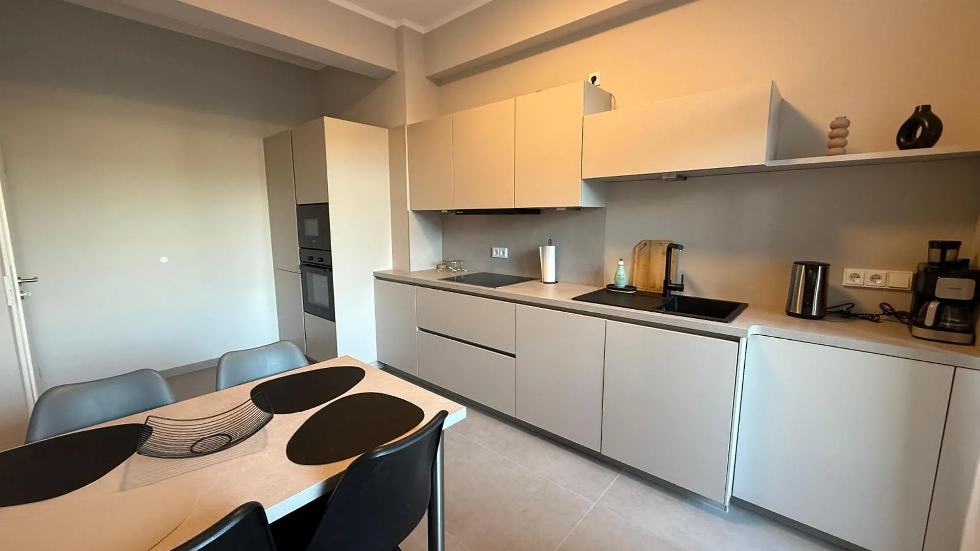 1 Wohnung Mit 4 Schlafzimmer! Cologne