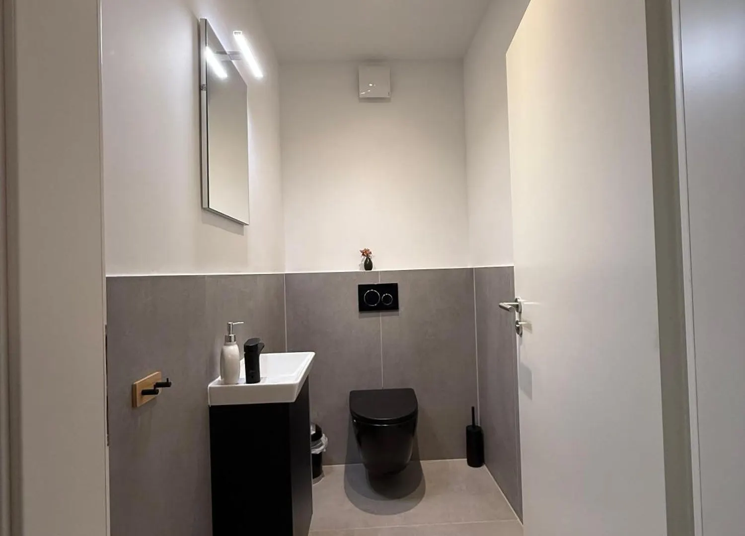 1 Wohnung Mit 4 Schlafzimmer! Cologne 0*,  Germany