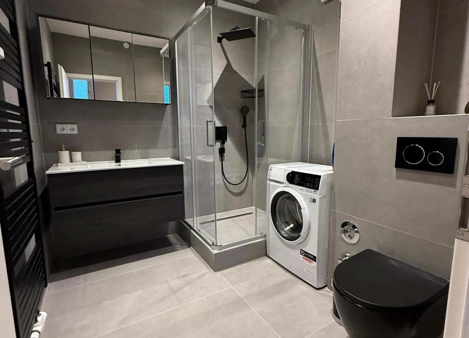 1 Wohnung Mit 4 Schlafzimmer! Köln 0*,