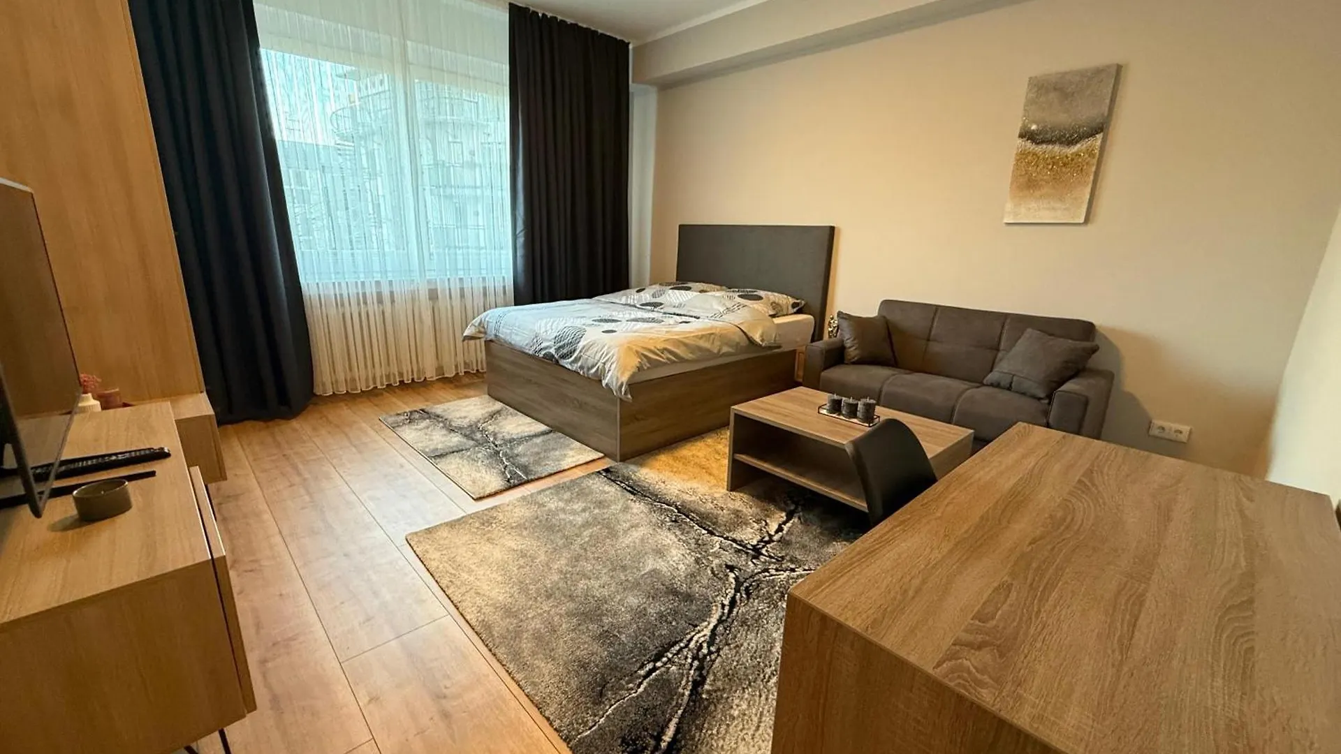 1 Wohnung Mit 4 Schlafzimmer! Cologne Apartment