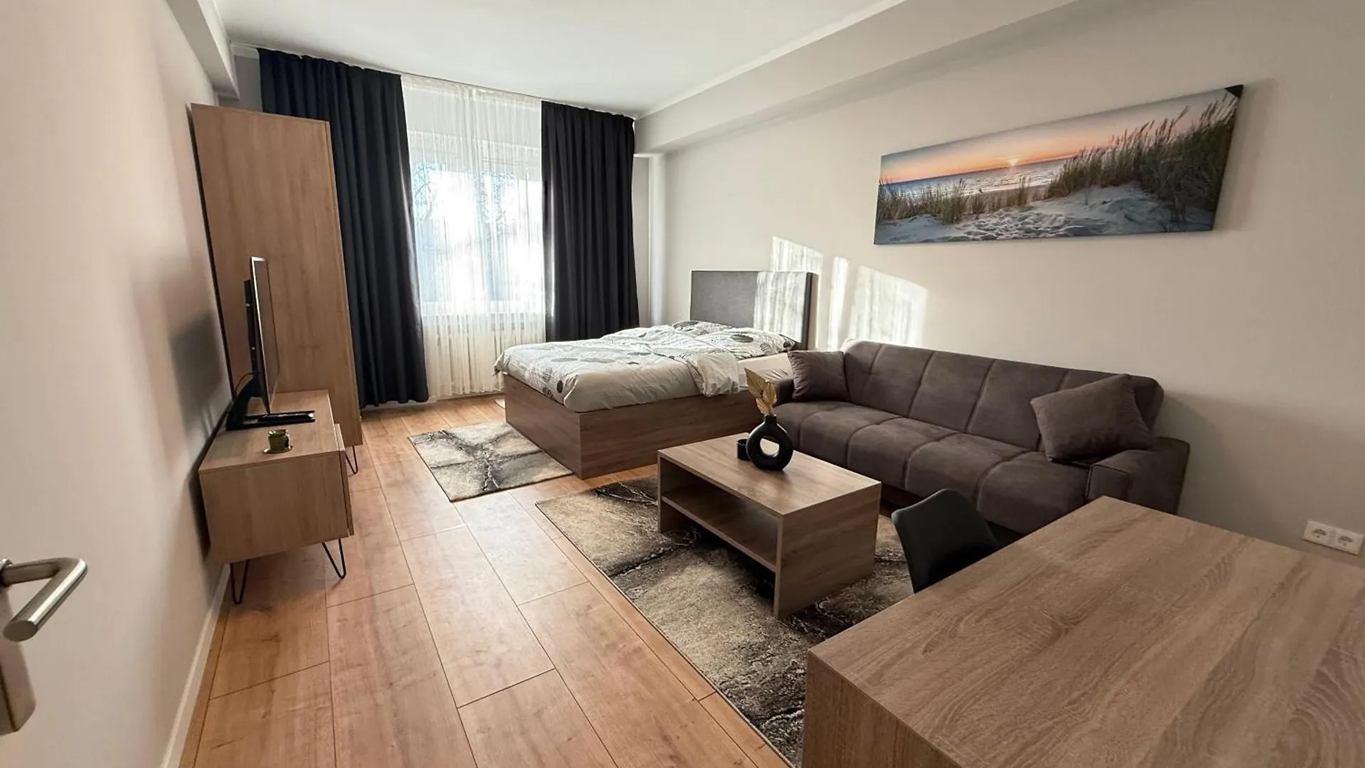 1 Wohnung Mit 4 Schlafzimmer! Cologne