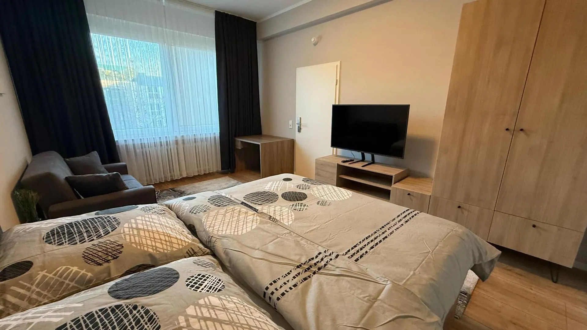 1 Wohnung Mit 4 Schlafzimmer! Cologne